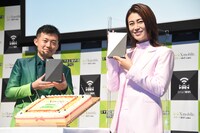 人気画像1位は「氷川きよし、エレガントなピンクスーツで『ハッピーバースデー』熱唱」より、エックスモバイル株式会社の木野将徳代表取締役社長と氷川きよし。