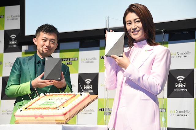 人気画像1位は「氷川きよし、エレガントなピンクスーツで『ハッピーバースデー』熱唱」より、エックスモバイル株式会社の木野将徳代表取締役社長と氷川きよし。