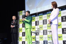 左から東京・東村山市の渡部尚市長、エックスモバイル株式会社の木野将徳代表取締役社長、氷川きよし。