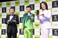 左から東京・東村山市の渡部尚市長、エックスモバイル株式会社の木野将徳代表取締役社長、氷川きよし。