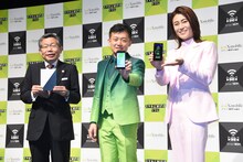 左から東京・東村山市の渡部尚市長、エックスモバイル株式会社の木野将徳代表取締役社長、氷川きよし。