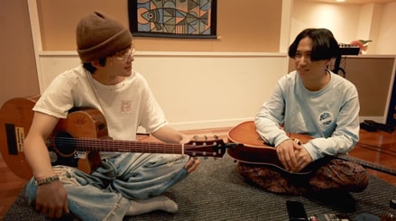 左から北村匠海(DISH//)、はっとり(マカロニえんぴつ)。