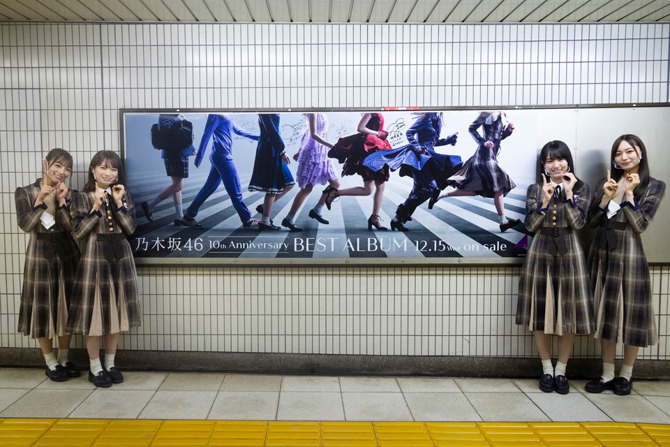 乃木坂駅に掲出されたベストアルバムの広告。