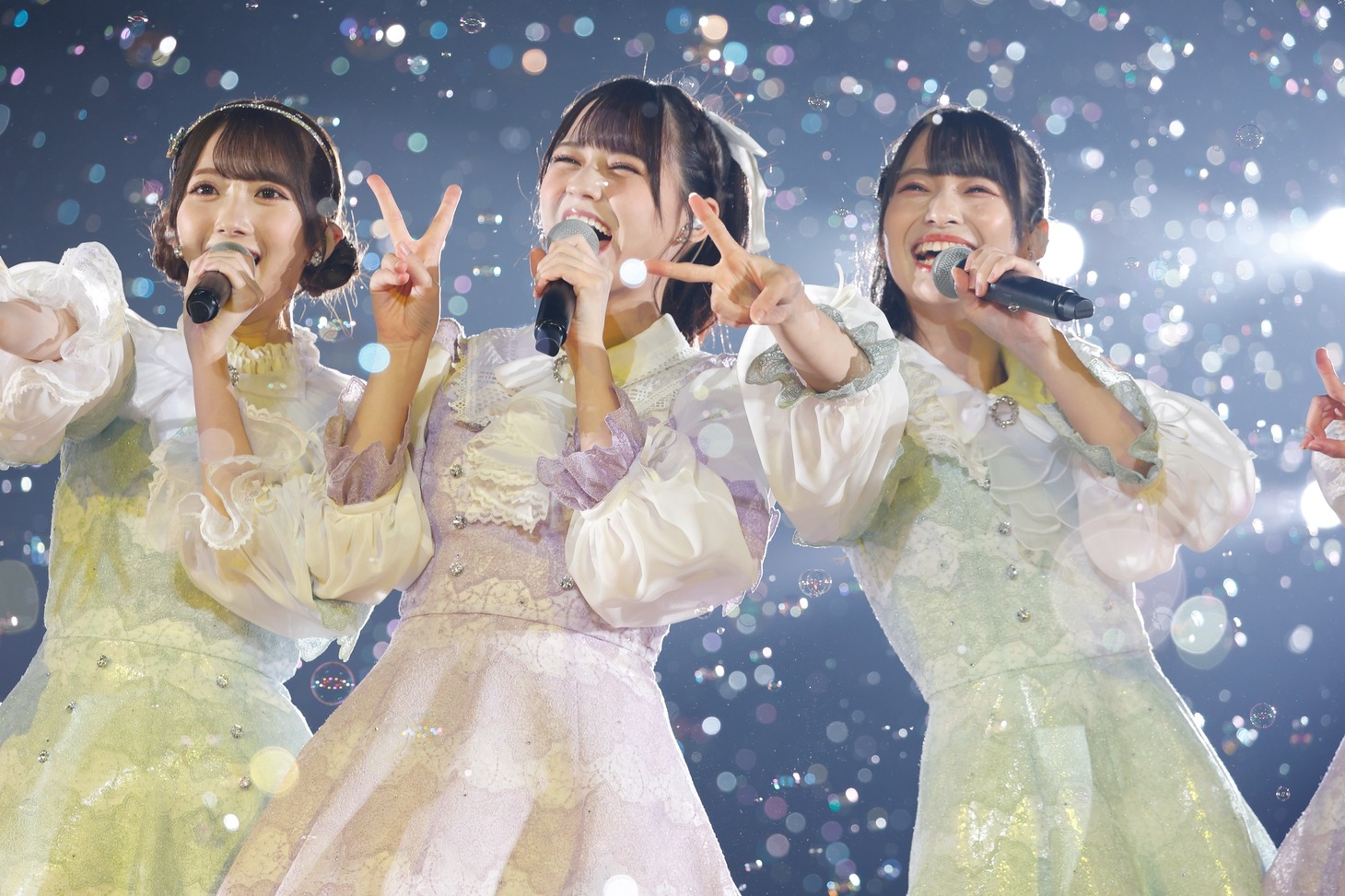 左から谷崎早耶、髙松瞳、冨田菜々風。(c)YOANI