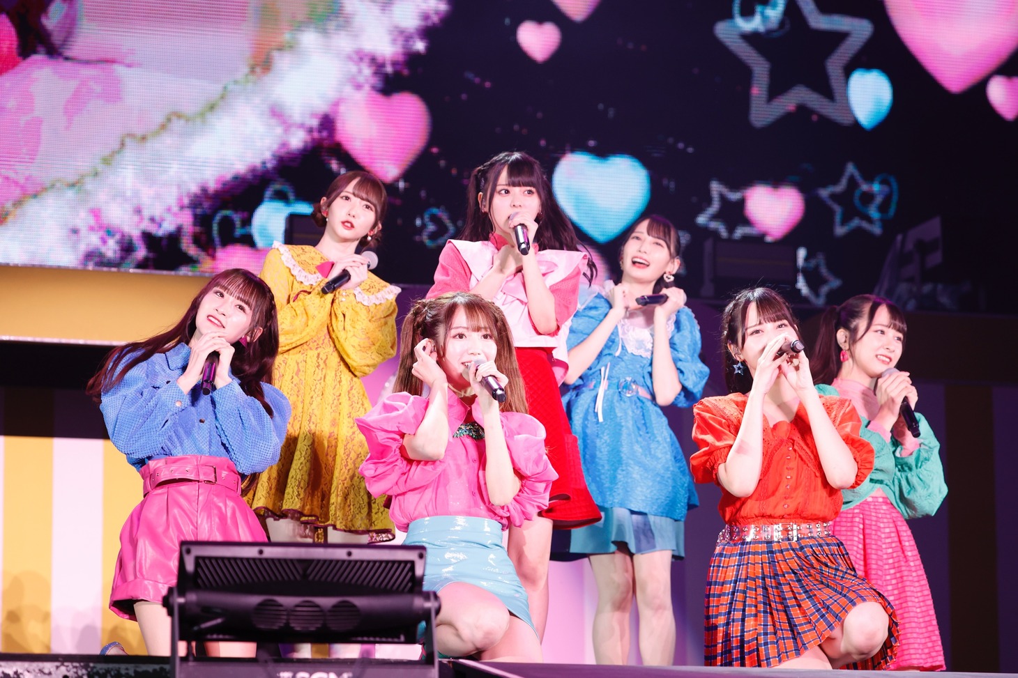 「届いてLOVE YOU♡」を披露する谷崎早耶、齊藤なぎさ、鈴木瞳美、音嶋莉沙、大谷映美里、髙松瞳、尾木波菜。(c)YOANI
