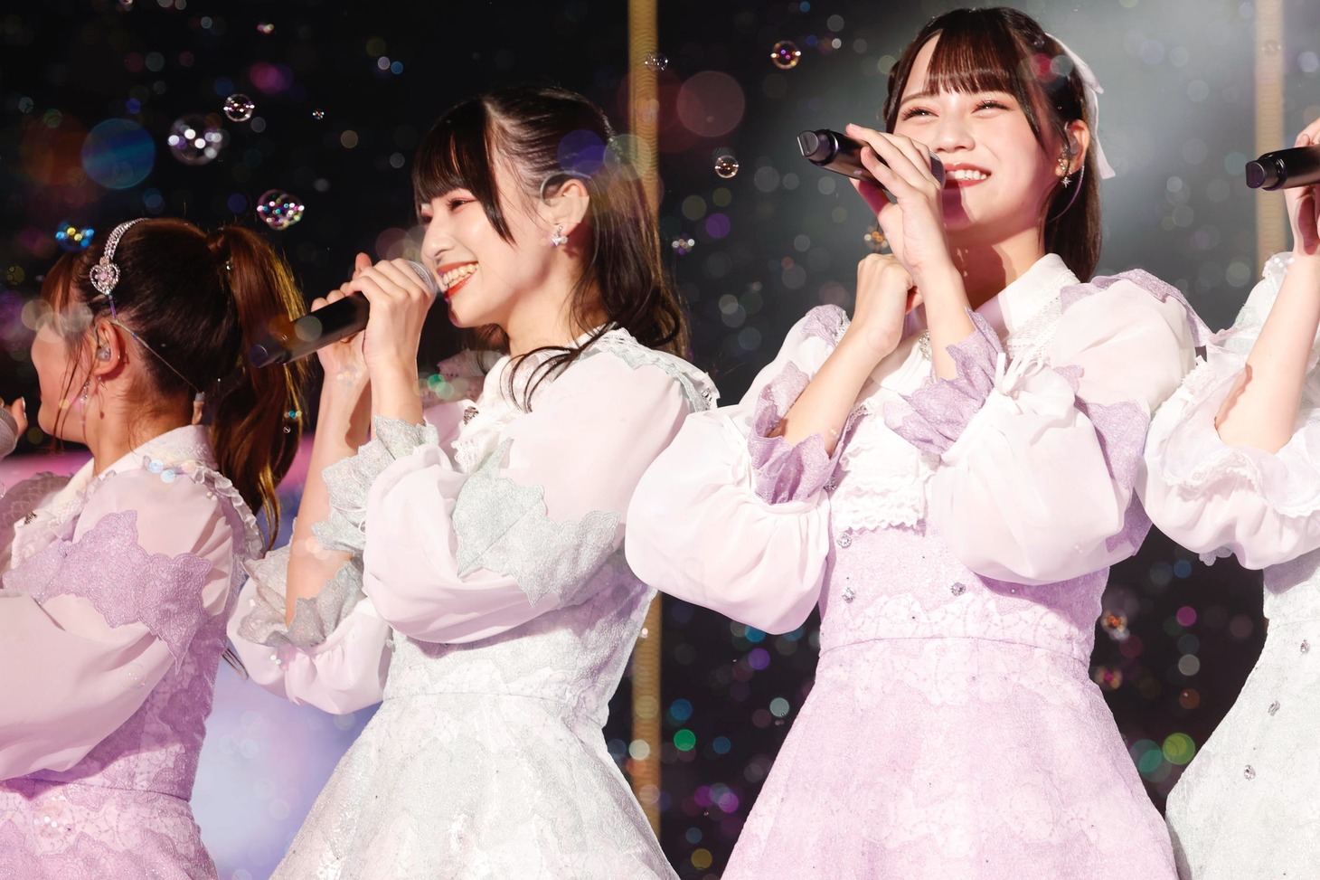 左から冨田菜々風、髙松瞳。(c)YOANI