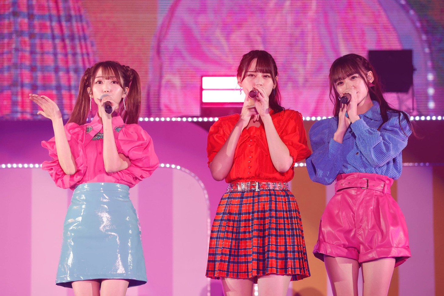 左から大谷映美里、髙松瞳、音嶋莉沙。(c)YOANI