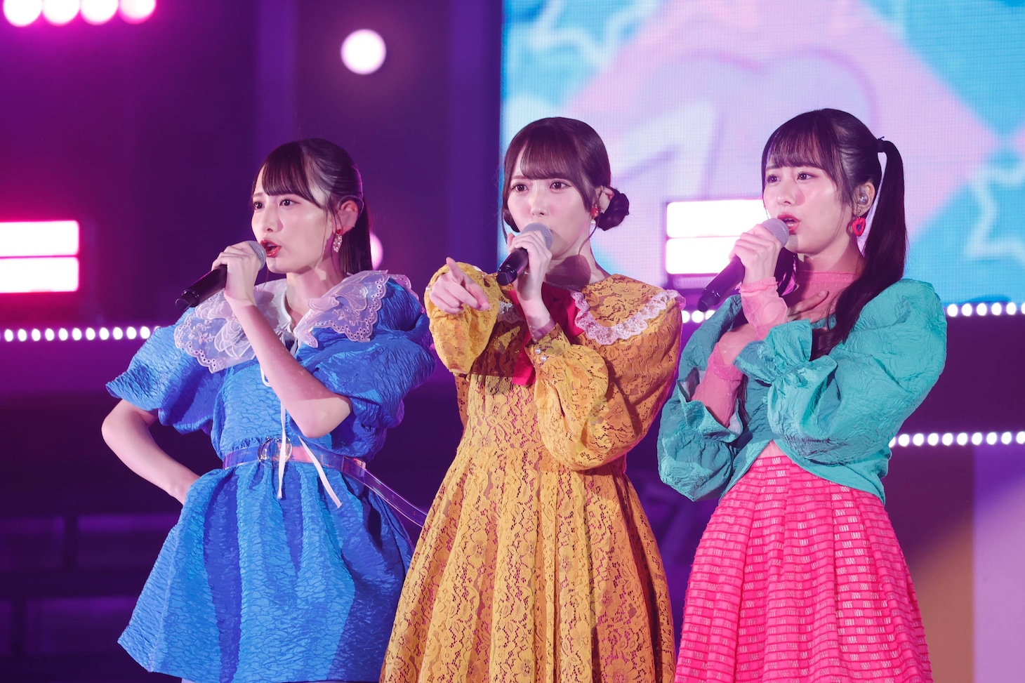 左から鈴木瞳美、谷崎早耶、尾木波菜。(c)YOANI
