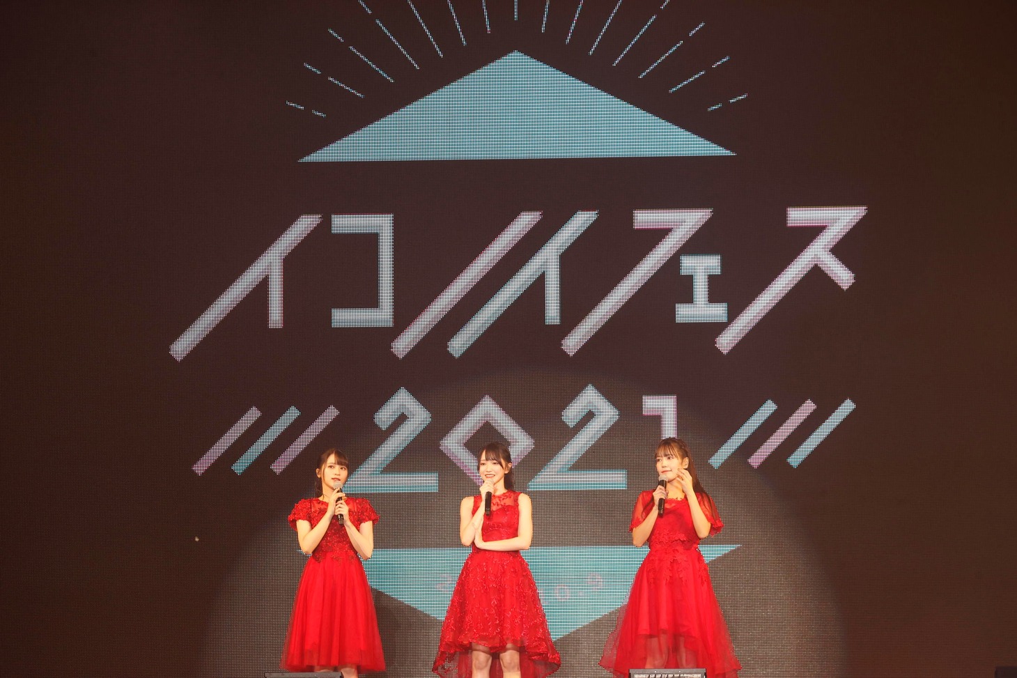 左から佐々木舞香、野口衣織、諸橋沙夏。(c)YOANI