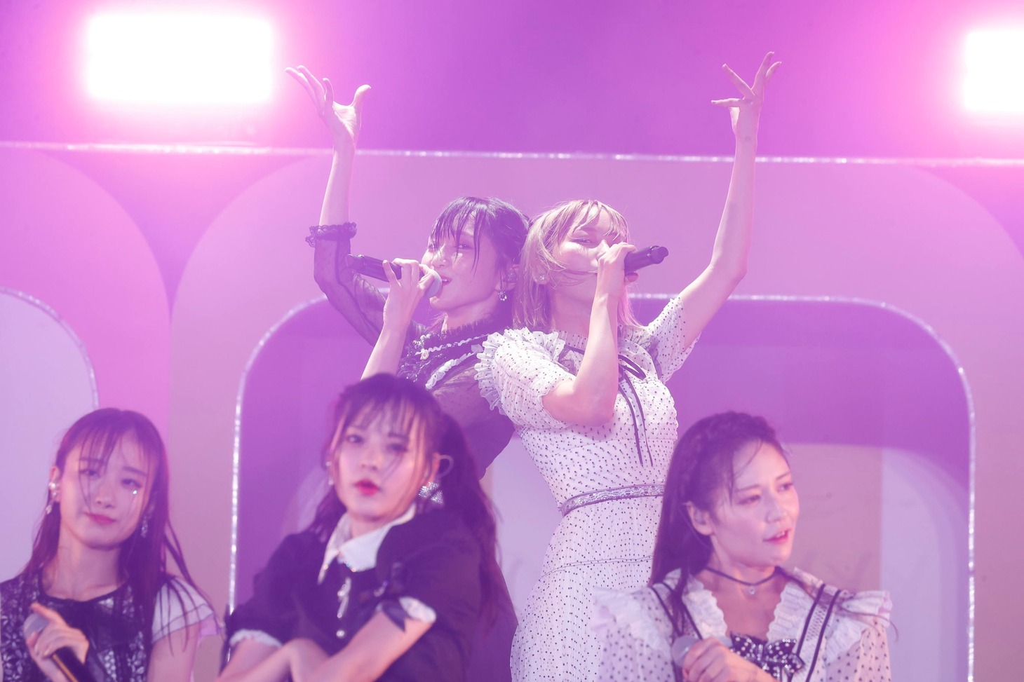 「祝祭」でダブルセンターを務める野口衣織と大場花菜。(c)YOANI