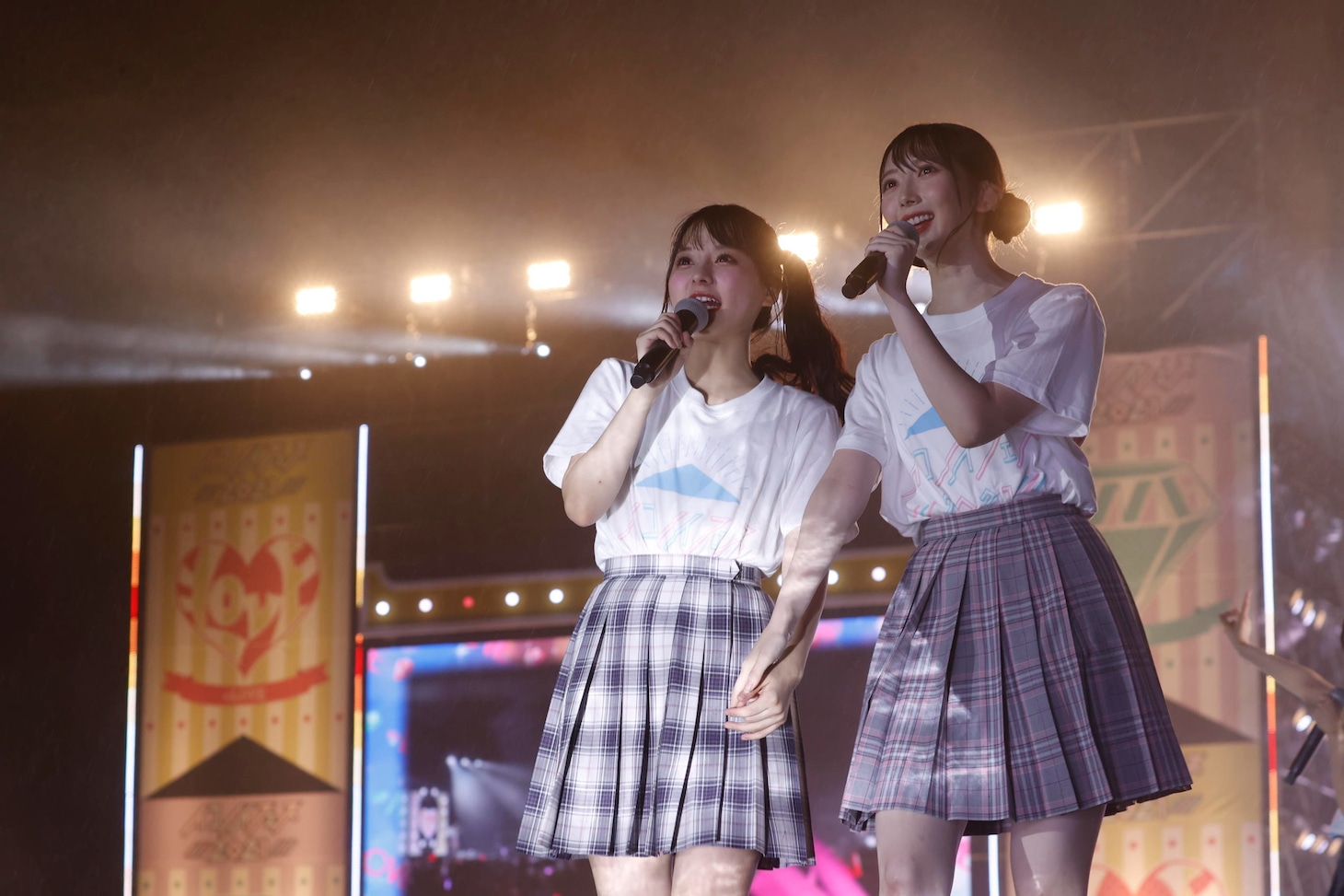 左から齊藤なぎさ、谷崎早耶。(c)YOANI