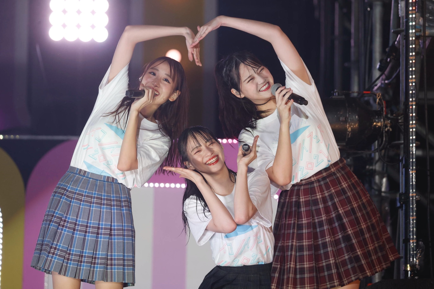 左から瀧脇笙古、冨田菜々風、髙松瞳。(c)YOANI