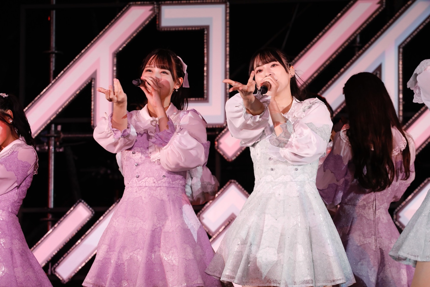 左から髙松瞳、冨田菜々風。(c)YOANI