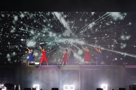 「薄明光線」を披露する櫻井もも、諸橋沙夏、野口衣織、冨田菜々風、佐々木舞香、蟹沢萌子。(c)YOANI