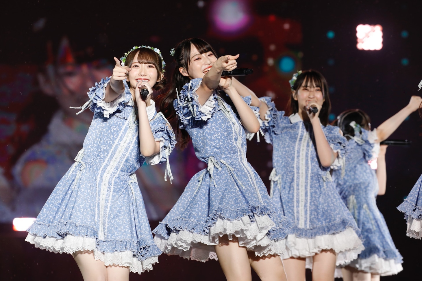 左から谷崎早耶、冨田菜々風、川中子奈月心。(c)YOANI