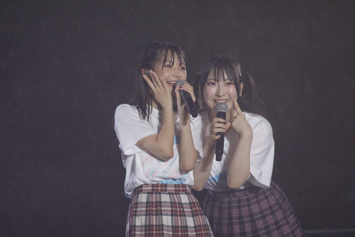 左から永田詩央里、櫻井もも。(c)YOANI