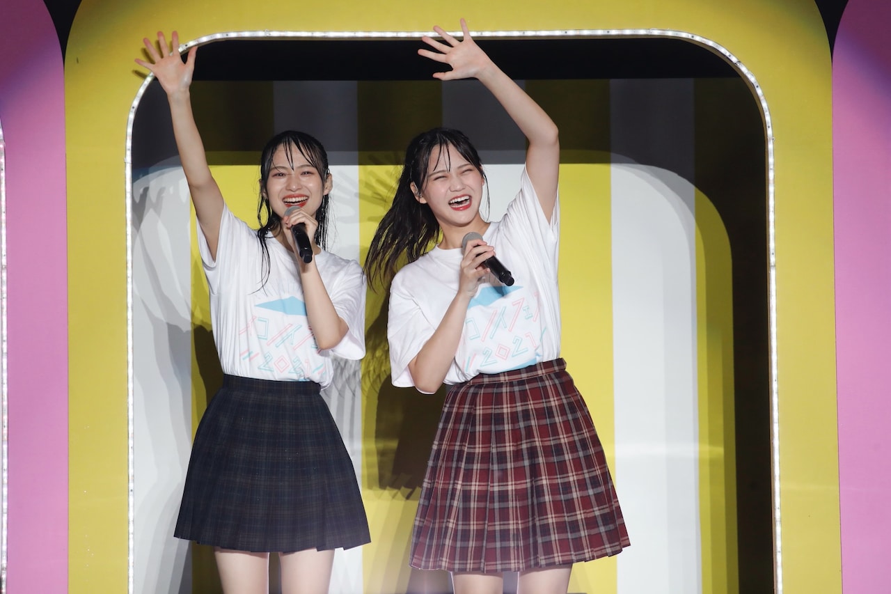 笑顔でファンに手を振る冨田菜々風と髙松瞳。(c)YOANI - =LOVEと