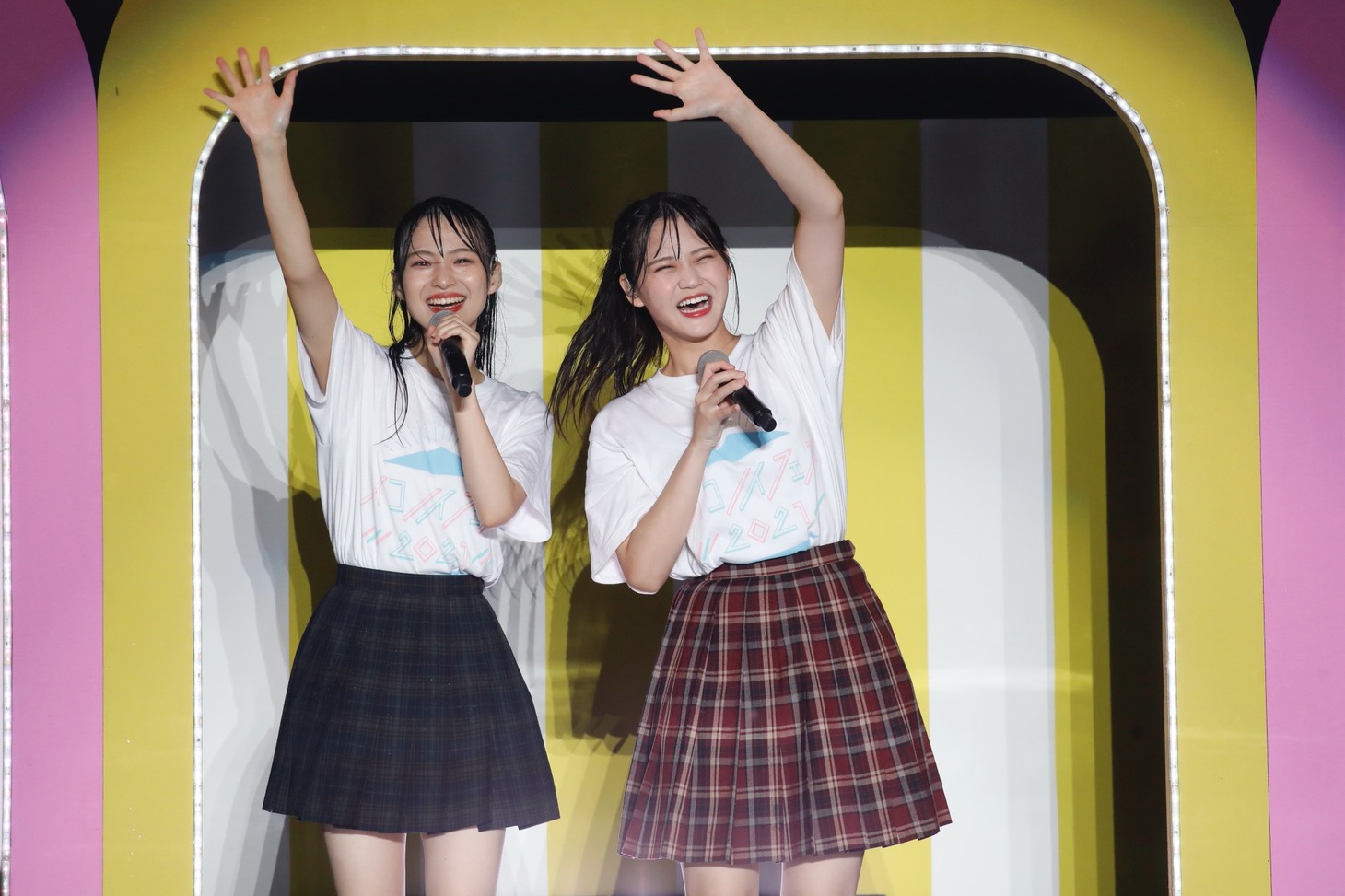笑顔でファンに手を振る冨田菜々風と髙松瞳。(c)YOANI