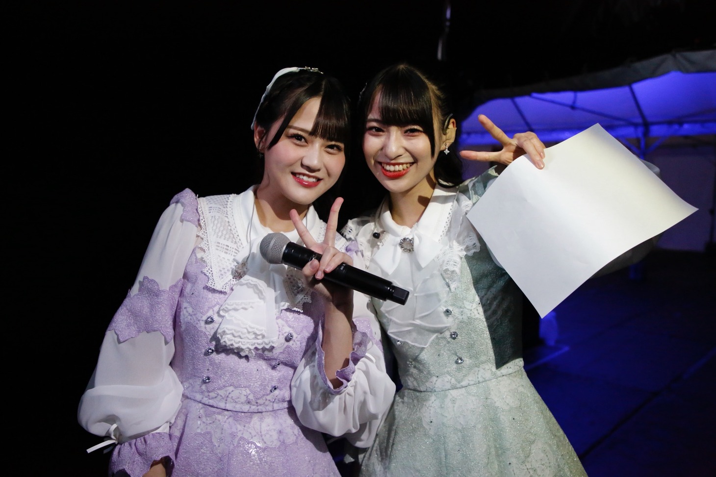 開演前の影ナレを担当した髙松瞳と冨田菜々風。(c)YOANI
