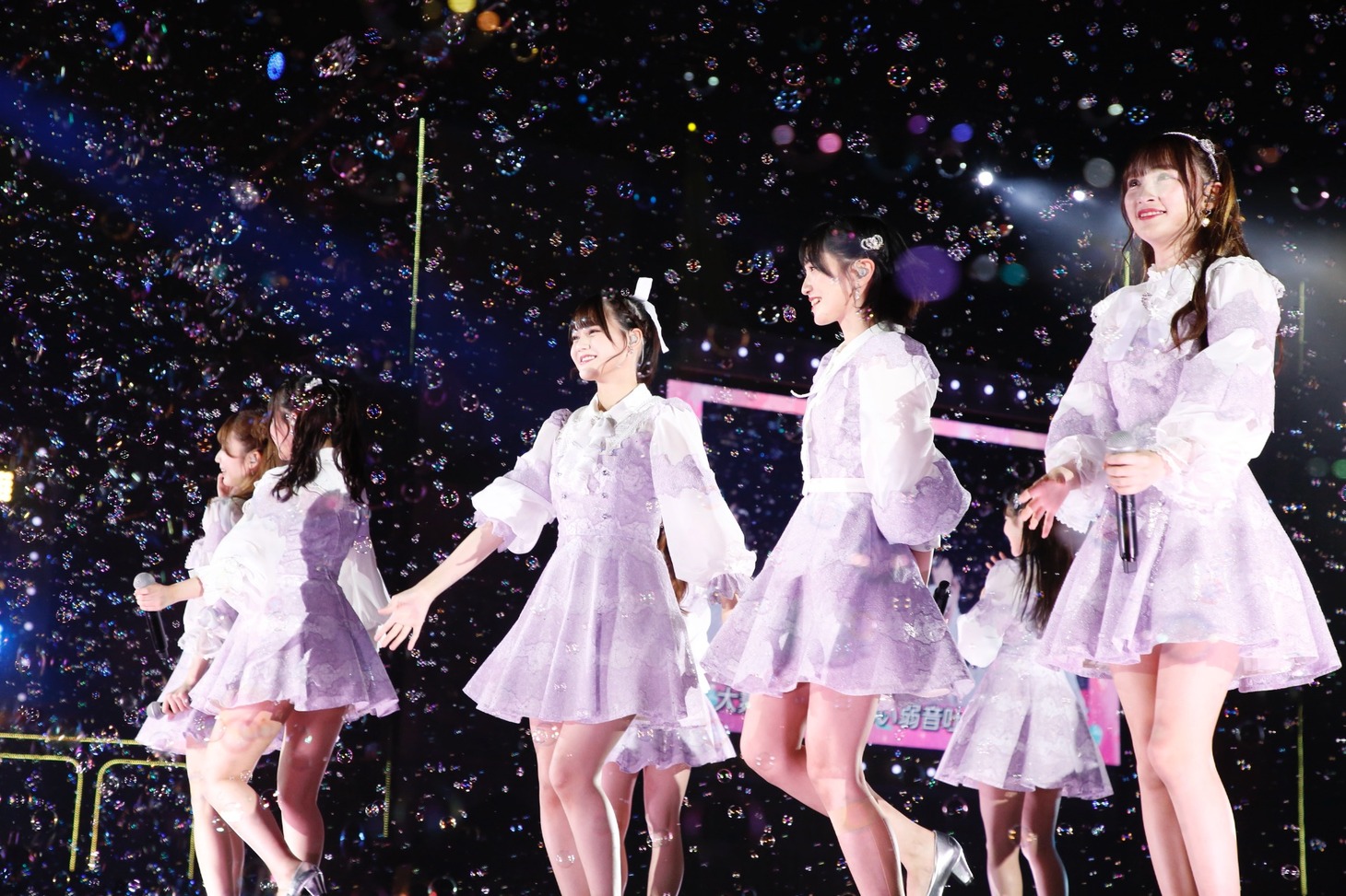 しゃぼん玉に包まれながらパフォーマンスする=LOVE (c)YOANI