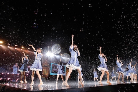 雨の中でパフォーマンスする≠ME (c)YOANI