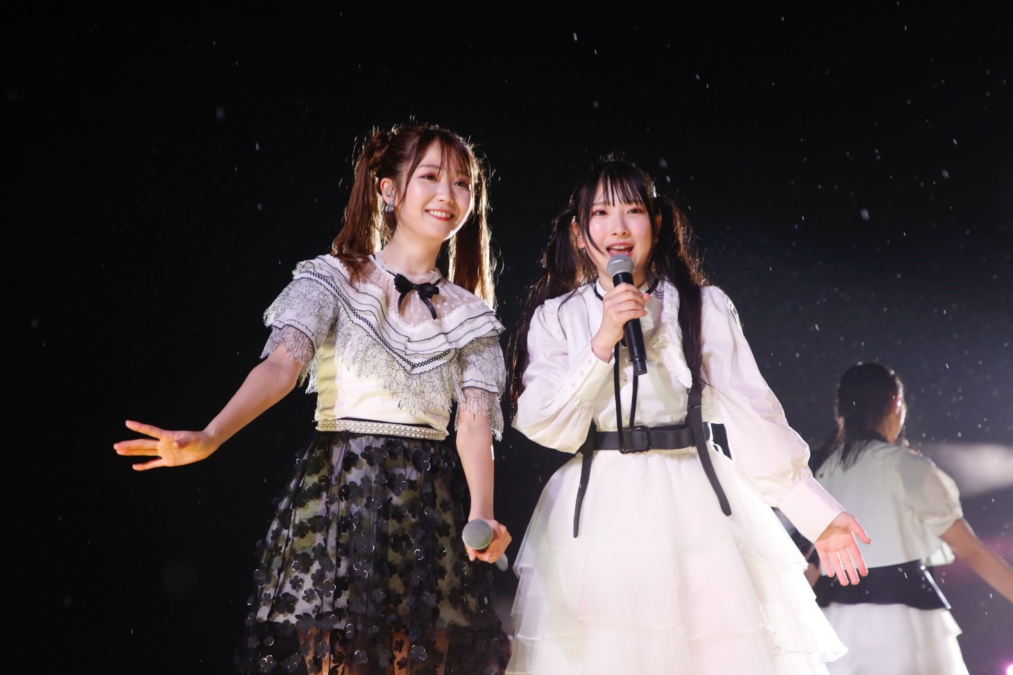 左から大谷映美里、櫻井もも。(c)YOANI