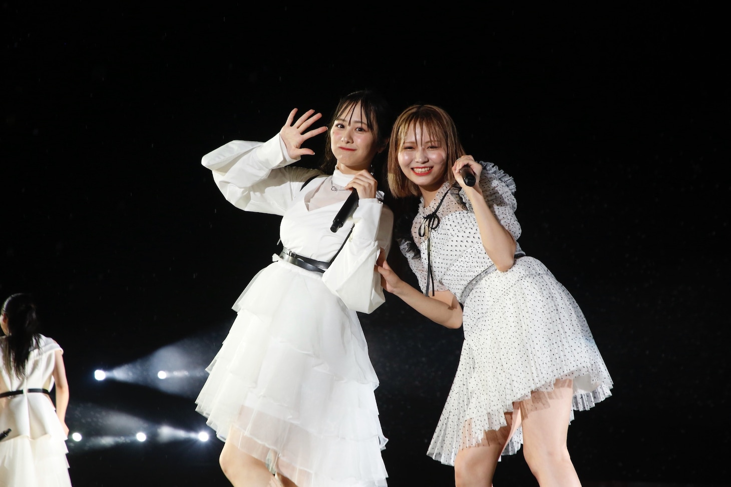 左から尾木波菜、大場花菜。(c)YOANI