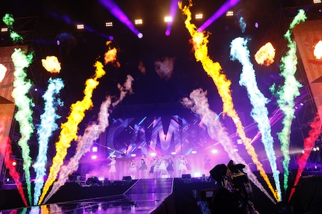 カラフルな炎を前にパフォーマンスする=LOVE。(c)YOANI