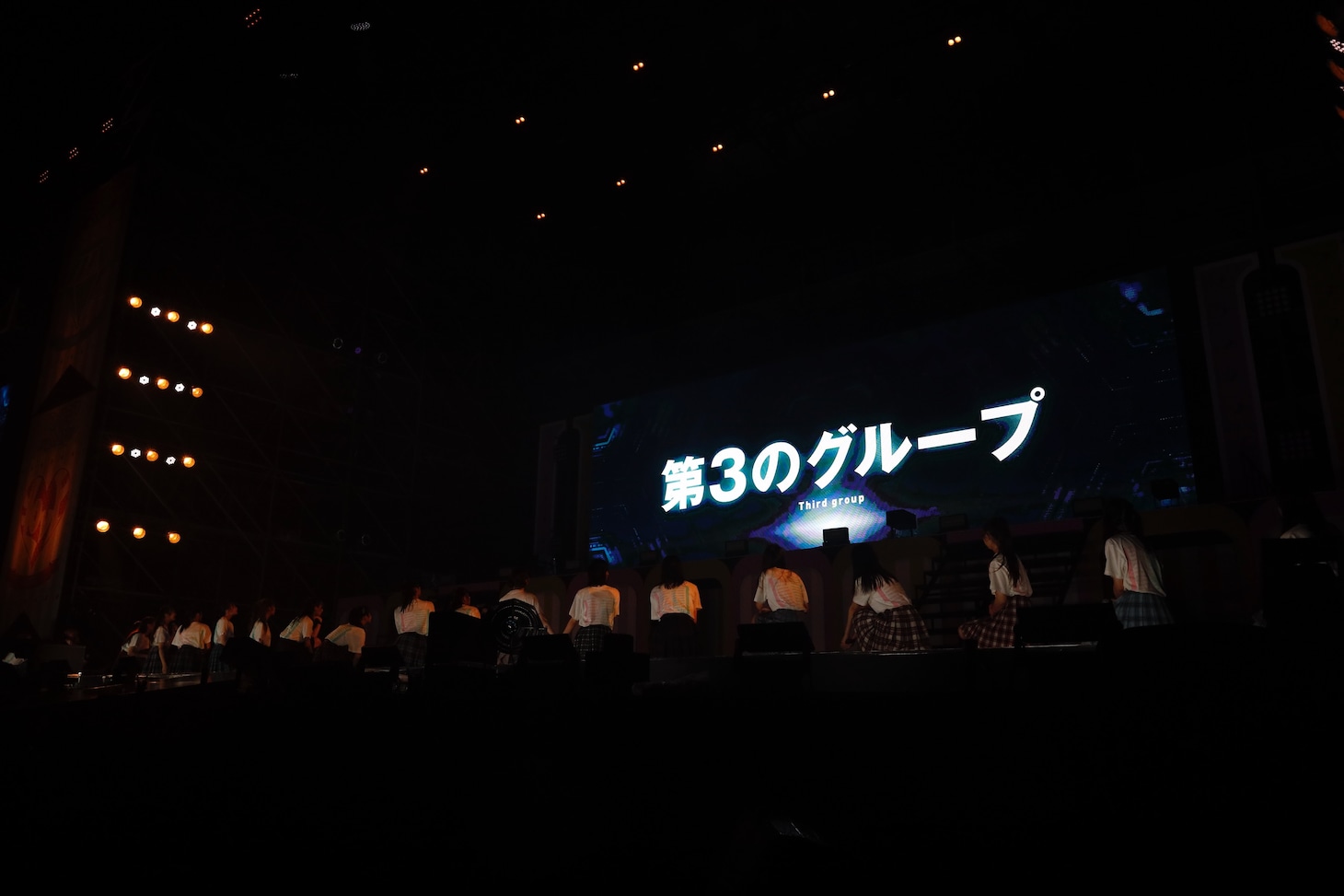 スクリーンに映し出された=LOVE、≠MEに続く第3のグループ始動の告知映像。(c)YOANI