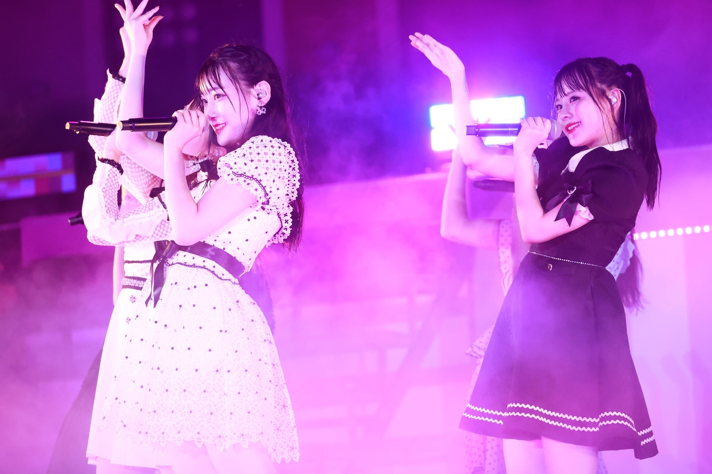 「いらない ツインテール」でダブルセンターを務める齋藤樹愛羅と齊藤なぎさ。(c)YOANI