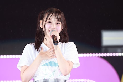 目に潤ませる齊藤なぎさ (c)YOANI