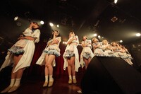 Caress Van Endのデビューライブの様子。