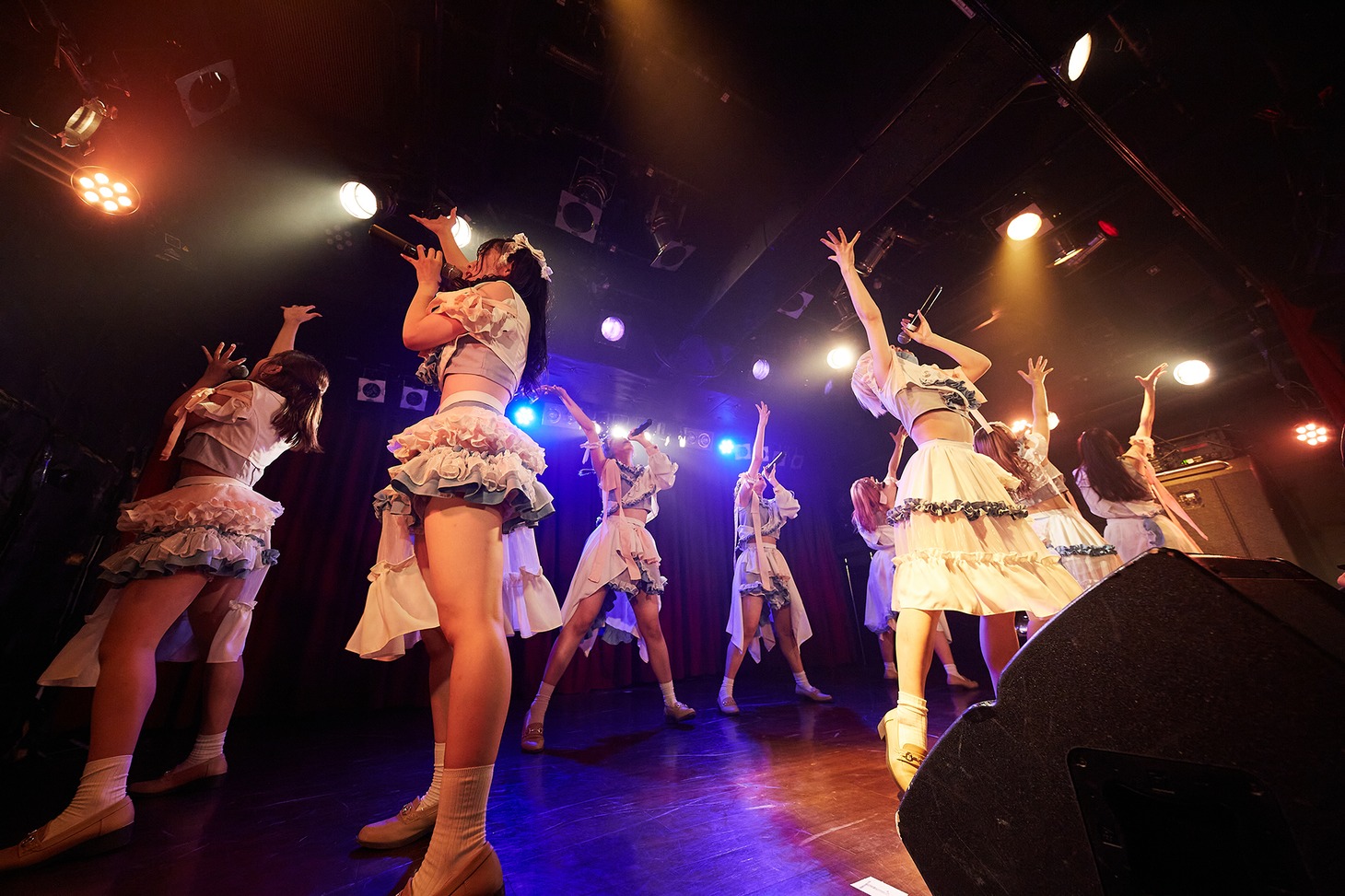 Caress Van Endのデビューライブの様子。