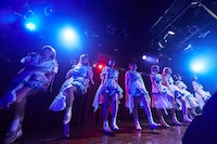 Caress Van Endのデビューライブの様子。