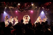 Caress Van Endのデビューライブの様子。