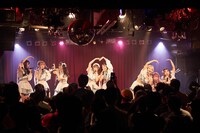 Caress Van Endのデビューライブの様子。