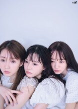 左から＝LOVEの大谷映美里、齊藤なぎさ、音嶋莉沙。