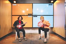 左から谷口鮪（KANA-BOON）、手越祐也。