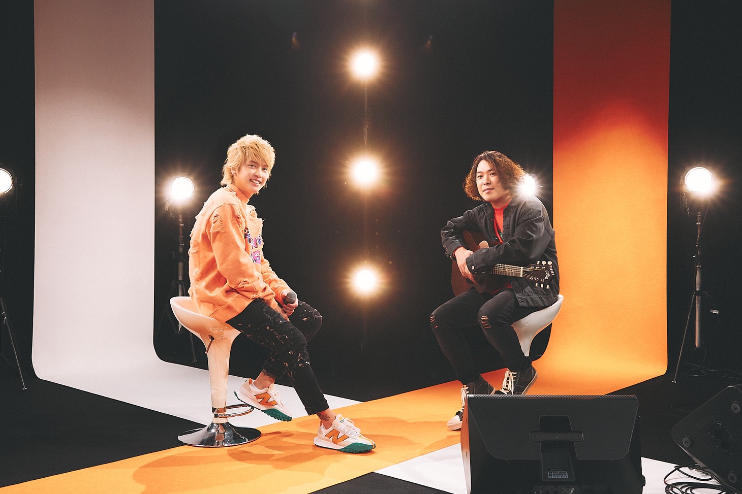 左から手越祐也、谷口鮪（KANA-BOON）。