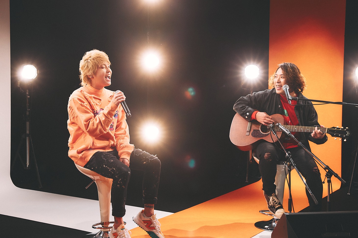 左から手越祐也、谷口鮪（KANA-BOON）。