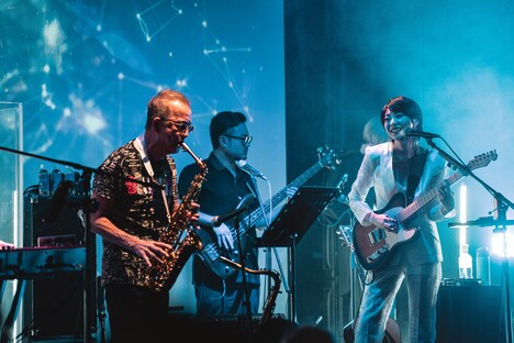 鈴木明男をバンドに迎えて演奏するLittle Black Dress。