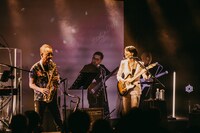 鈴木明男をバンドに迎えて演奏するLittle Black Dress。