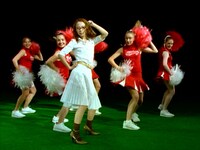 Tommy february6「EVERYDAY AT THE BUS STOP」ミュージックビデオのサムネイル。