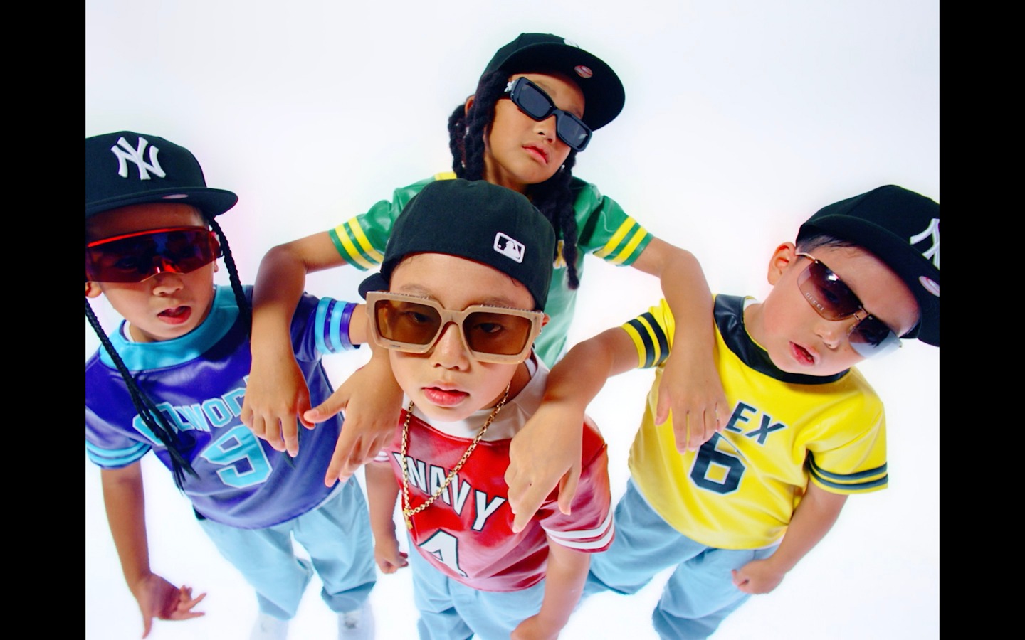 JP THE WAVY「WAVEBODY (Remix) feat. OZworld, LEX & ¥ellow Bucks」ミュージックビデオのサムネイル。