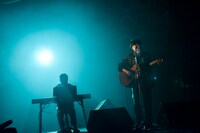 左から村田昭（Key）、上野大樹。（Photo by AZUSA TAKADA）