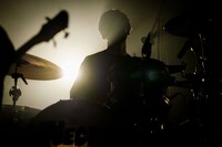 カズマ・タケイ（Dr）（撮影：橋本塁）