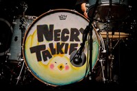 カズマ・タケイ（Dr）のバスドラムヘッド。（撮影：橋本塁）