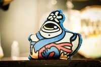 ネクライトーキー「FREAK」ジャケットに登場するキャラクター・フリークくん。（撮影：橋本塁）