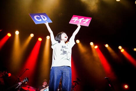 ネクライトーキー「許せ!服部」よりもっさ(Vo, G)。(撮影:橋本塁)