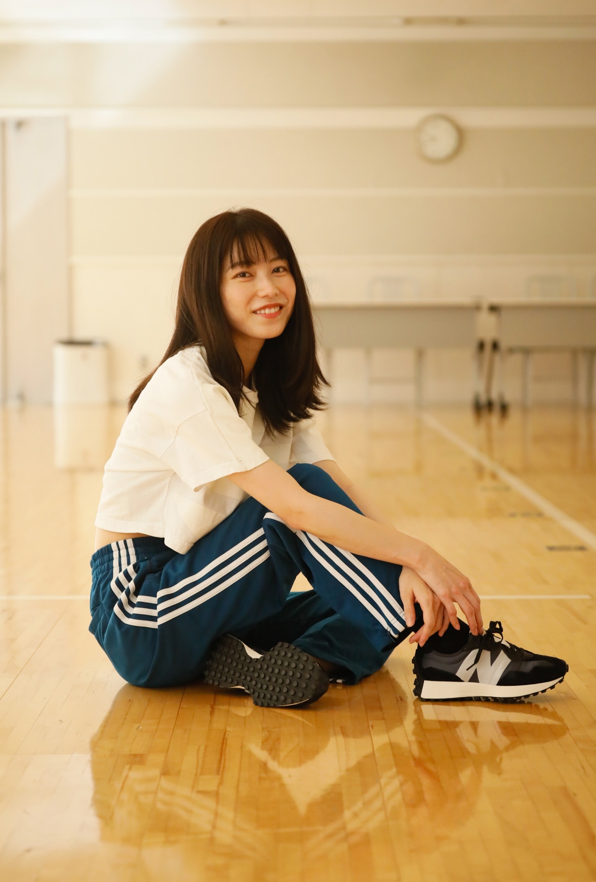 「横山由依卒業メモリアルブック（仮）」より、レッスン場でのカット。